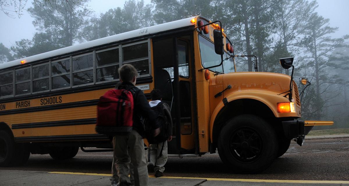 Le chauffeur du bus scolaire se trompe d'itinéraire, il laisse les collégiens se débrouiller seuls