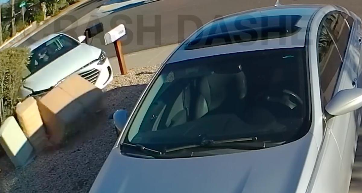 VIDEO - Le chauffard prend son virage trop large et trop vite, il s'encastre dans une voiture à l'arrêt
