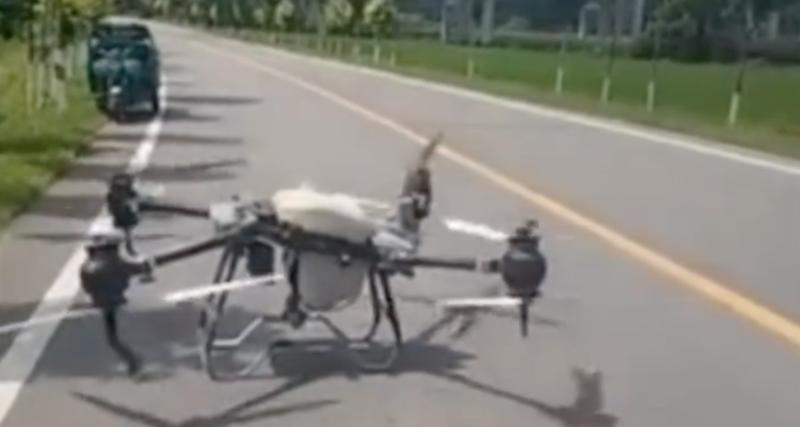  - VIDEO - Il déploie son drone au milieu de la route, le plaisir n’est que de courte durée…