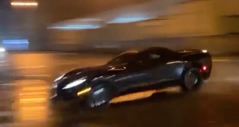  - VIDEO - Le conducteur de cette Corvette ne voit pas la bosse au milieu de l'intersection, il décolle puis finit dans un mur