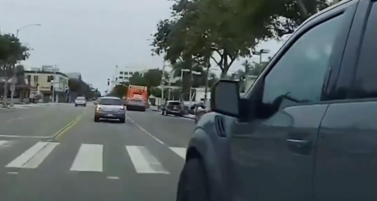 VIDEO - Quand ce pick-up décide de changer de voie, il n'y va pas de main morte