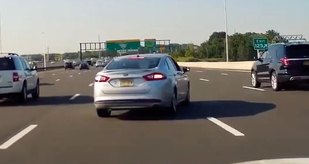 VIDEO - Ce dangereux conducteur est prêt à tout pour quitter l'autoroute, il cause un sacré carambolage