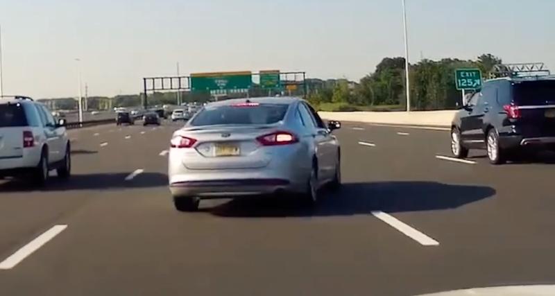  - VIDEO - Ce dangereux conducteur est prêt à tout pour quitter l'autoroute, il cause un sacré carambolage