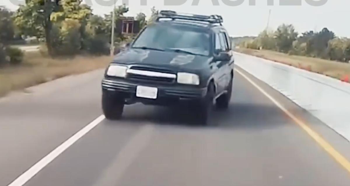 VIDEO - Inattentif, le conducteur du 4x4 s'envoie dans le décor pour éviter le carambolage