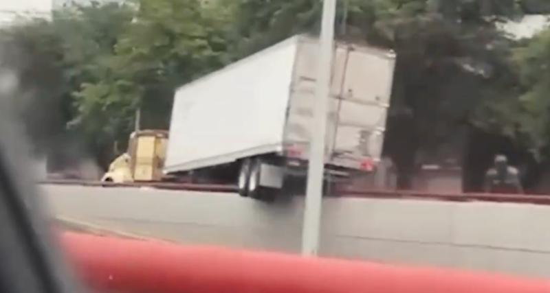  - VIDEO - Ce camion s’offre un petit “slide” sur la rambarde de l’autoroute
