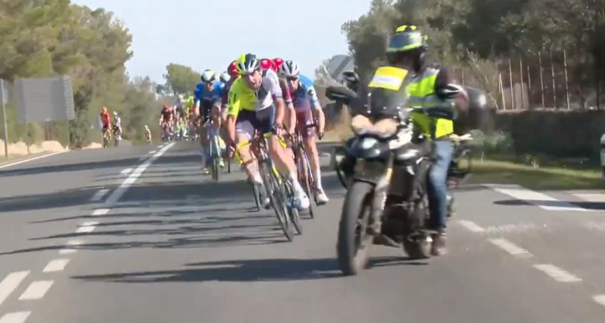 VIDEO - Quand une moto de sécurité manque de renverser tout un peloton de cyclistes en pleine course !
