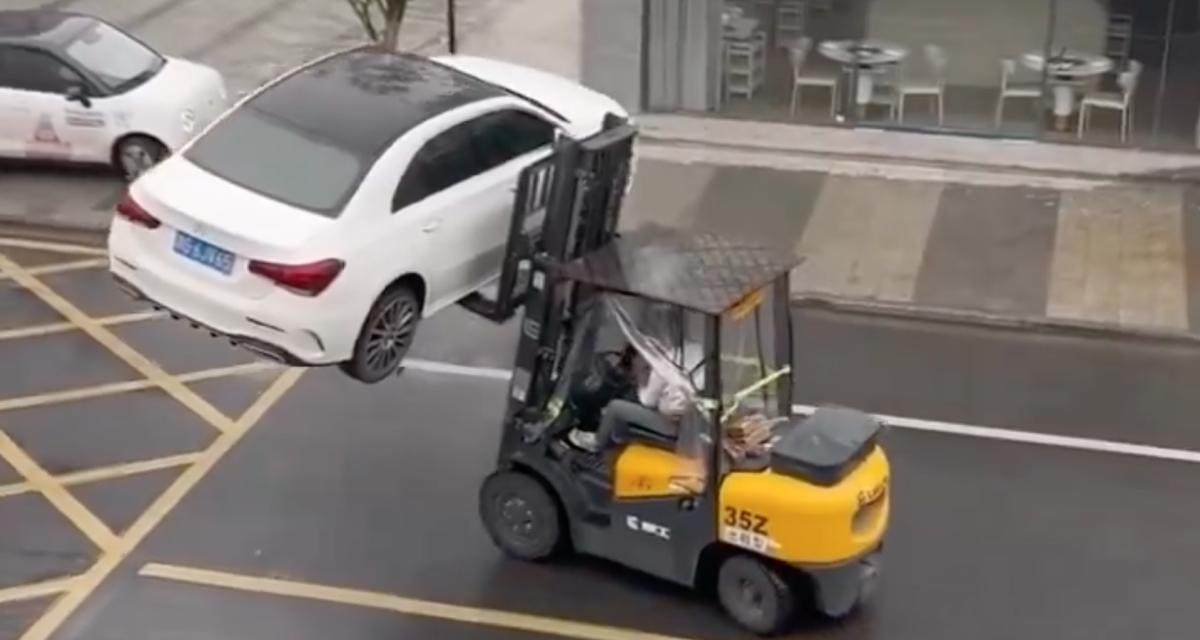 VIDEO - Dans cette ville, on ne plaisante pas avec les voitures mal garées
