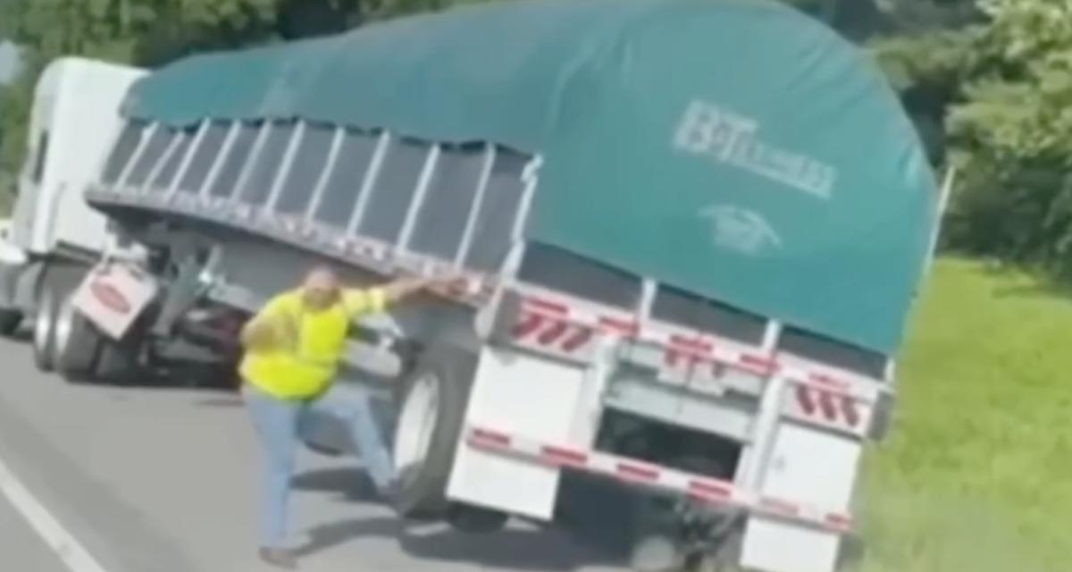 VIDEO - Malgré tous ses efforts, ce camionneur ne peut empêcher son poids lourd de basculer