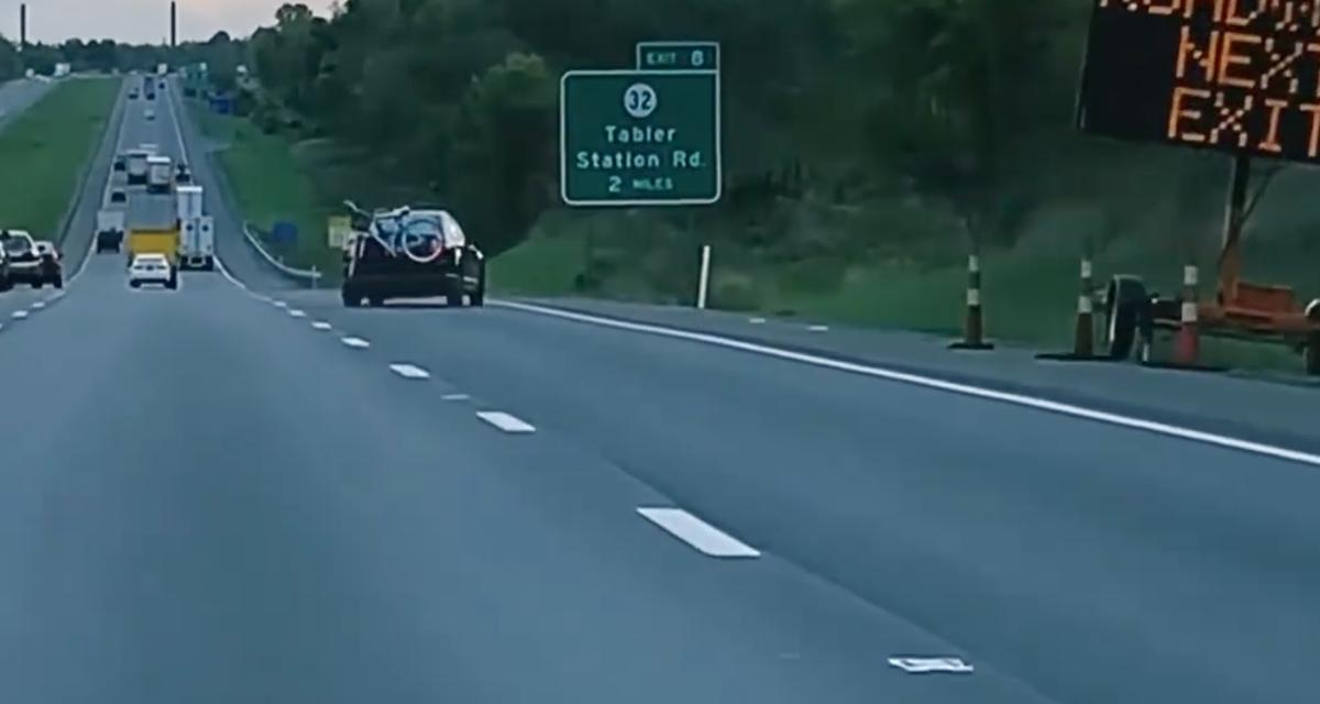 VIDEO - Cet automobiliste craque complètement, il enchaîne les zigzags avant de s'envoyer dans le décor