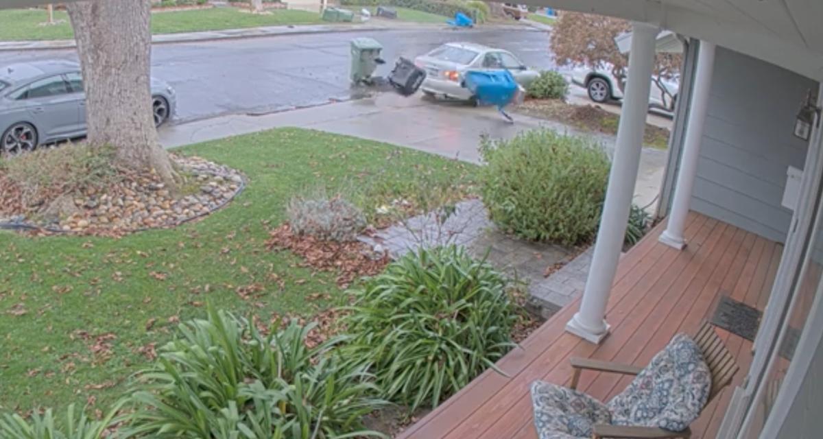 VIDEO - Surpris par la chaussée glissante, cet automobiliste finit dans les poubelles