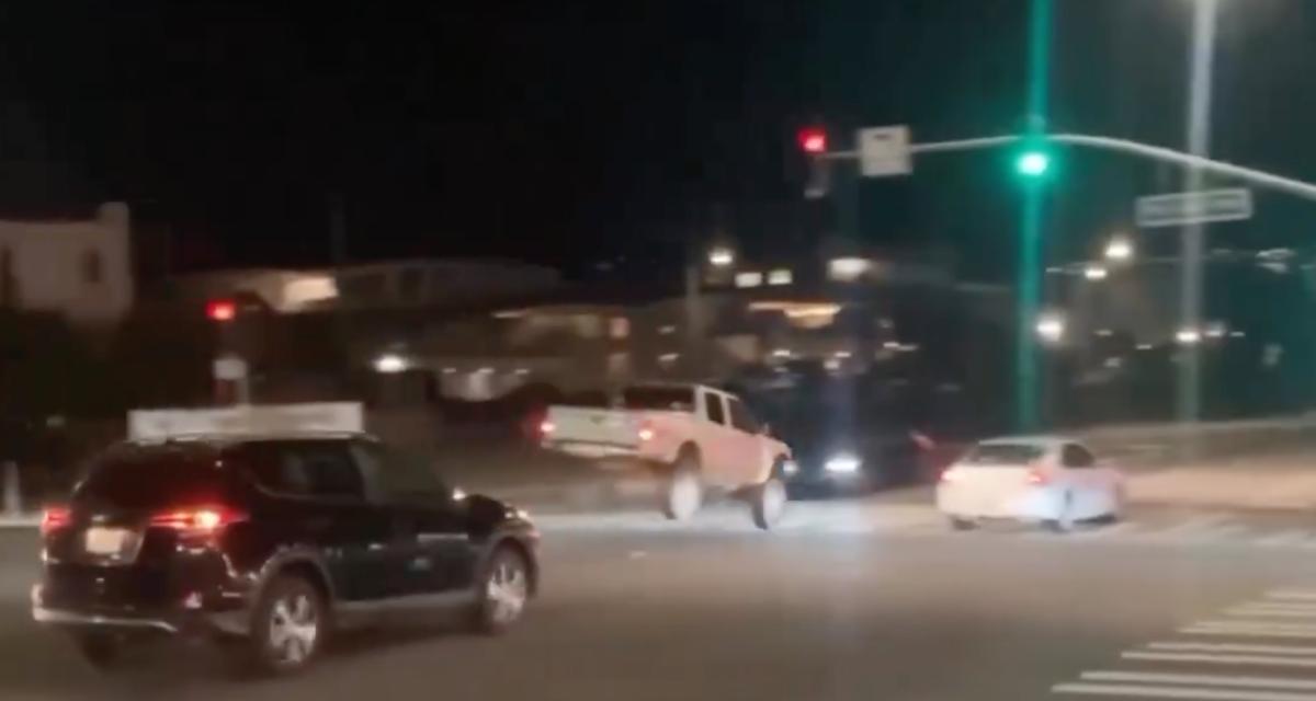 VIDEO - Ce pick-up déboule comme une balle dans une intersection, il s'en sort miraculeusement bien !