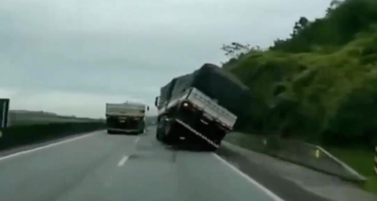 VIDEO - Ce camion tente de doubler, sa seconde remorque le rappelle à l'ordre