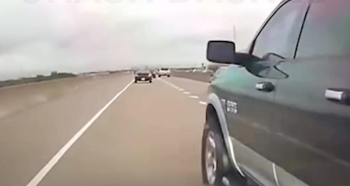 VIDEO - Ce pick-up change de voie sans regarder dans son rétroviseur, forcément ça tourne mal