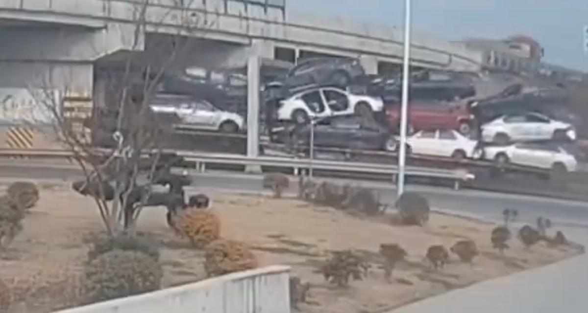 VIDEO - Ce camion transporteur est trop grand pour le pont, il y a de la casse !