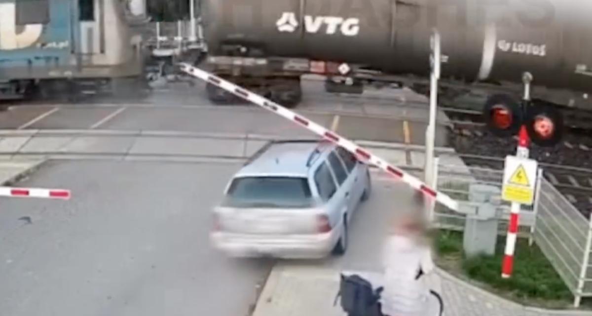 VIDEO - Cet automobiliste décide d'ignorer totalement le train devant lui, mauvaise idée...