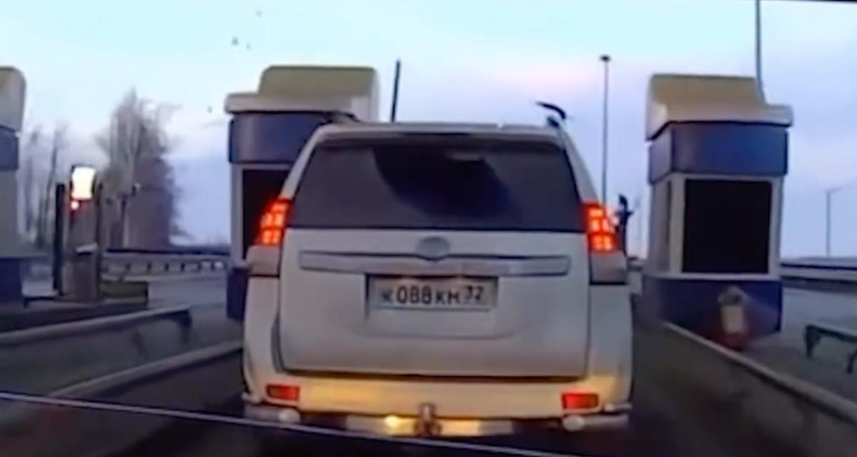 VIDEO - Cet automobiliste a une technique improbable pour ne pas payer le péage