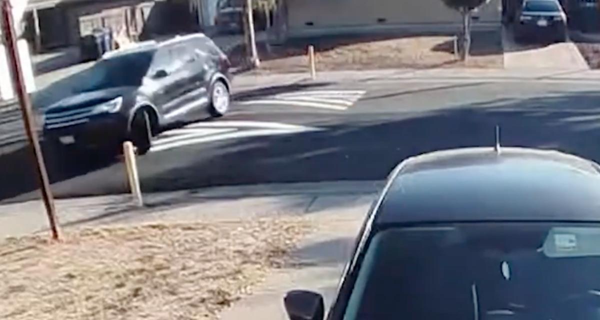 VIDEO - Ce SUV décide de faire demi-tour au pire endroit possible