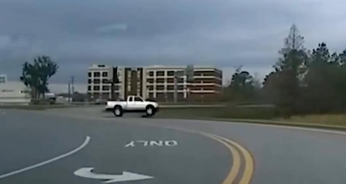 VIDEO - Sur une chaussée détrempée, ce pick-up s'envoie dans le décor !