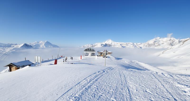  - Un automobiliste remonte les pistes de ski avec son fourgon pour ne pas avoir à passer par le tunnel du Mont-Blanc