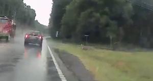 VIDEO - Pas assez attentif sur une chaussée détrempée, il est contraint de s’envoyer dans le fossé
