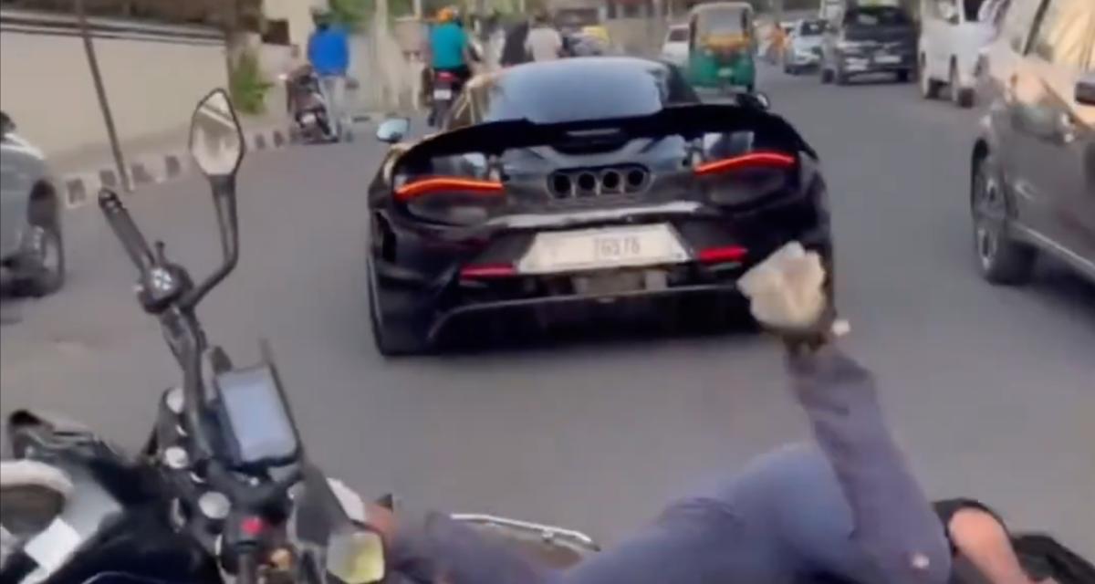 VIDEO - Quand une McLaren passe, les scooters trépassent