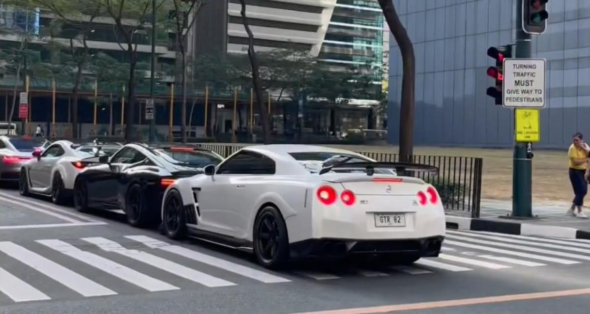 VIDEO - Quand un convoi de Nissan Z joue aux dominos au milieu d'une intersection