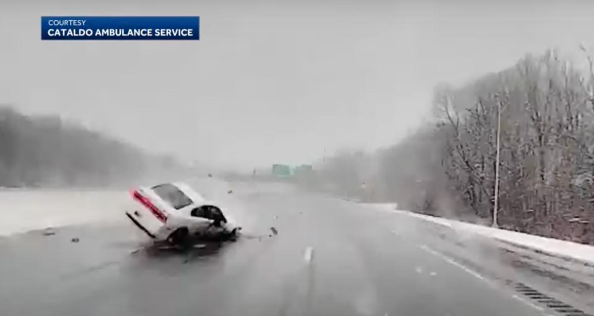 VIDEO - Face à une Dodge Charger en pleine perte de contrôle, cet ambulancier fait preuve d'excellents réflexes