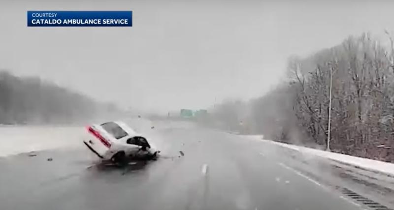  - VIDEO - Face à une Dodge Charger en pleine perte de contrôle, cet ambulancier fait preuve d’excellents réflexes