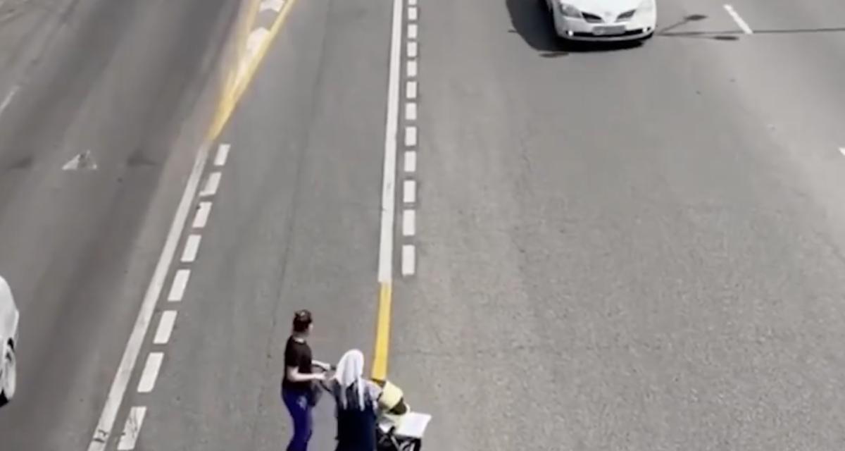 VIDEO - Traverser l'autoroute avec leurs enfants, voilà la bonne idée de ces deux mamans...