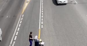 VIDEO - Traverser l’autoroute avec leurs enfants, voilà la bonne idée de ces deux mamans…