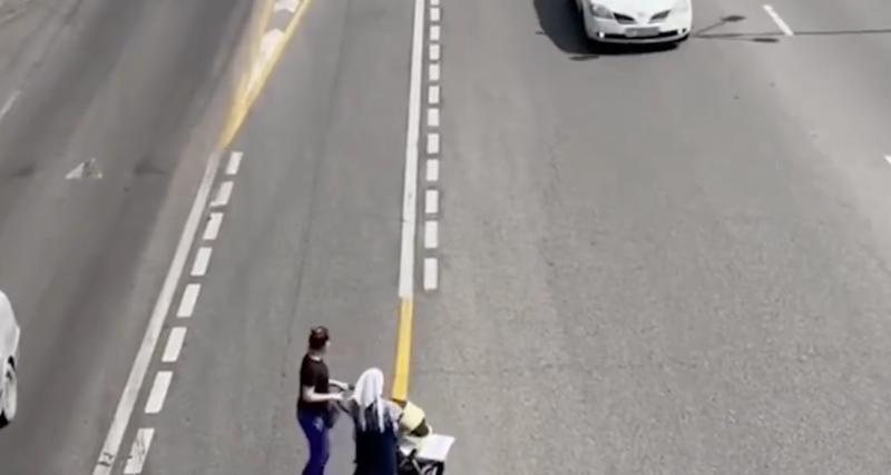  - VIDEO - Traverser l’autoroute avec leurs enfants, voilà la bonne idée de ces deux mamans…