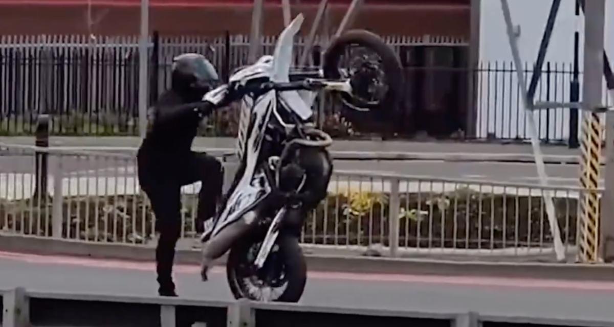 VIDEO - Le motard s'amuse à faire des cascades, ça tourne mal pour lui