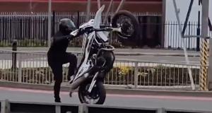 VIDEO - Le motard s’amuse à faire des cascades, ça tourne mal pour lui