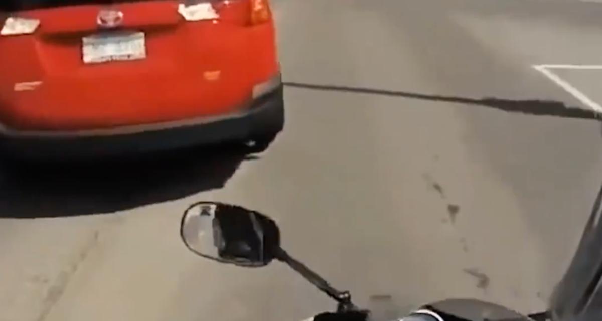 VIDEO - Cet automobiliste recule sans regarder derrière lui, c'est un motard qui en fait les frais