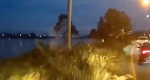 VIDEO - Percuté par derrière, cet automobiliste manque de finir dans un fleuve