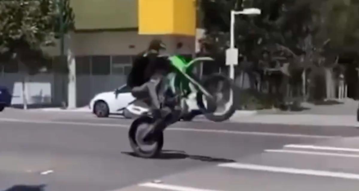 VIDEO - Trop concentré sur son wheeling, ce motard en oublie de regarder devant lui