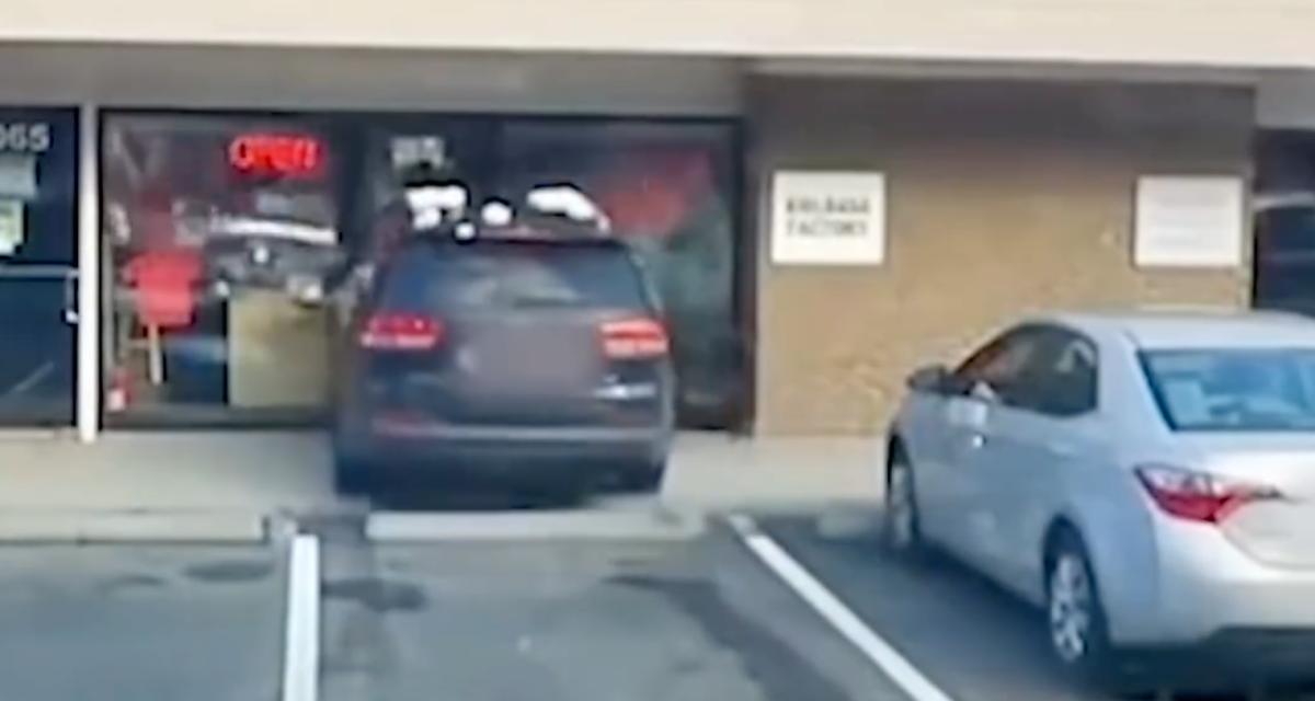VIDEO - Cet automobiliste a quelques soucis pour maîtriser ses pédales...