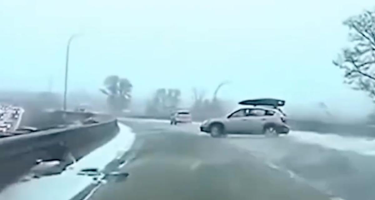 VIDEO - En roulant trop vite sur une chaussée enneigée, cet automobiliste s'offre un petit tour de manège