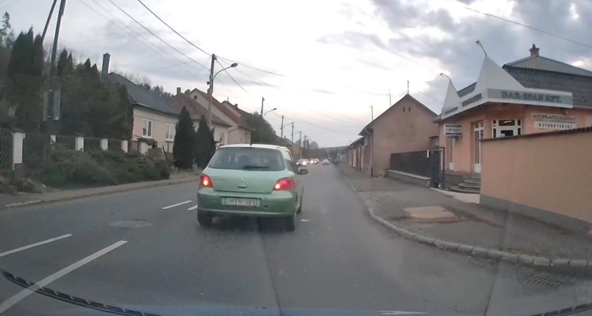 VIDEO - Cet automobiliste part en marche arrière sans aucune raison, impossible de l'éviter !