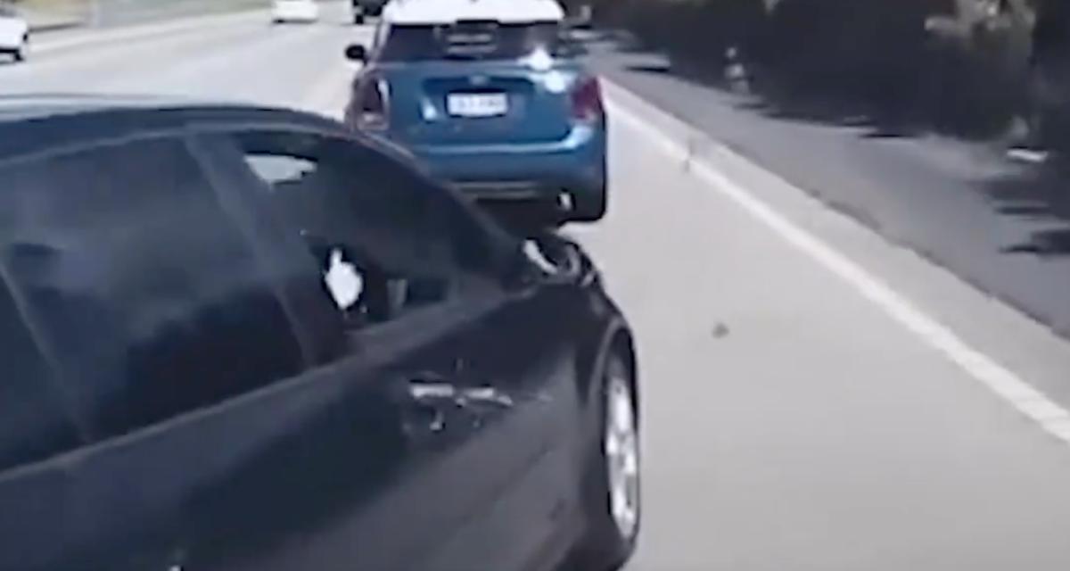 VIDEO - Ce chauffard tente de gêner par tous les moyens un autre conducteur, il termine dans le décor