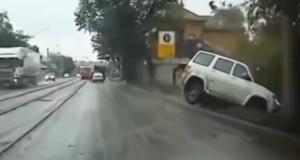 VIDEO - Sur une chaussée détrempée, une perte de contrôle est bien vite arrivée