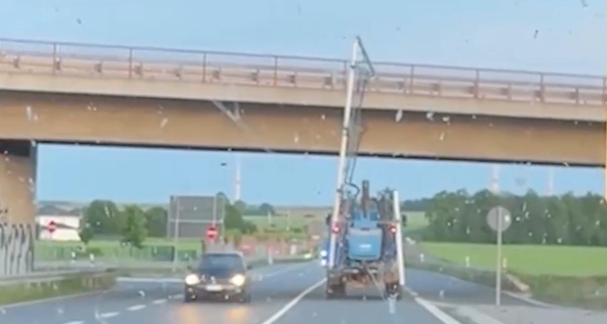 VIDEO - Difficile de savoir ce que transportait ce camion, mais une chose est sûre, ça ne pouvait pas passer sous ce pont