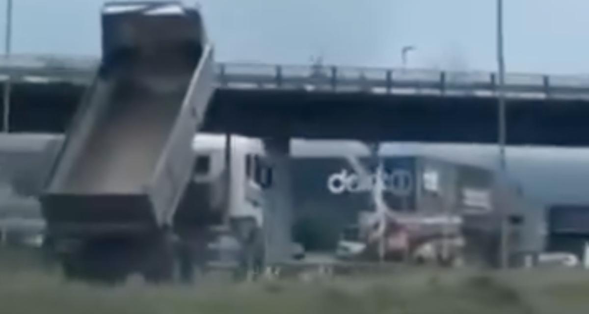 VIDEO - Le camionneur oublie de rabaisser sa benne, le pont s'en charge à sa place