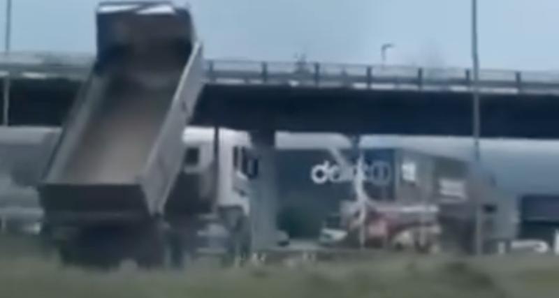  - VIDEO - Le camionneur oublie de rabaisser sa benne, le pont s’en charge à sa place