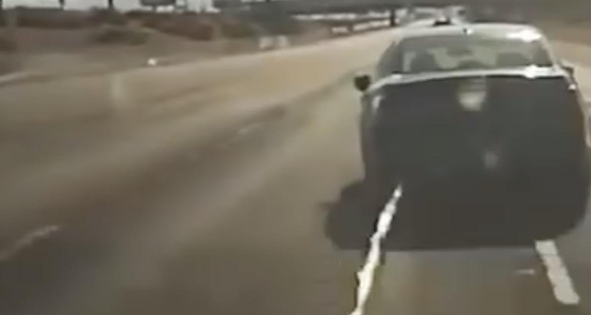 VIDEO - Le chauffard tente de se faire la malle, il ne peut rien face au système anti-fuite des policiers !