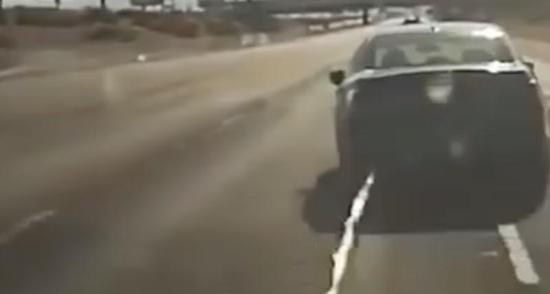  - VIDEO - Le chauffard tente de se faire la malle, il ne peut rien face au système anti-fuite des policiers !