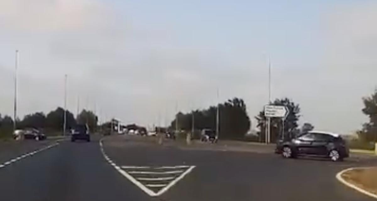 VIDEO - Ce chauffard s'insère à toute berzingue, forcément ça finit mal !