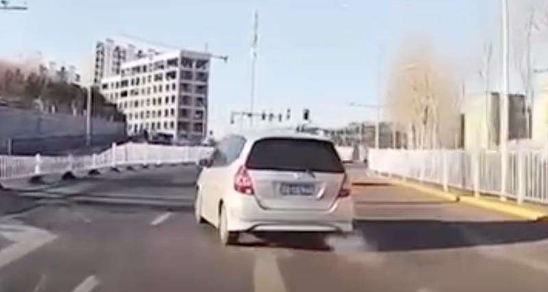  - VIDEO - Seul au monde, cet automobiliste pense pouvoir zigzaguer au milieu de la route comme il le souhaite