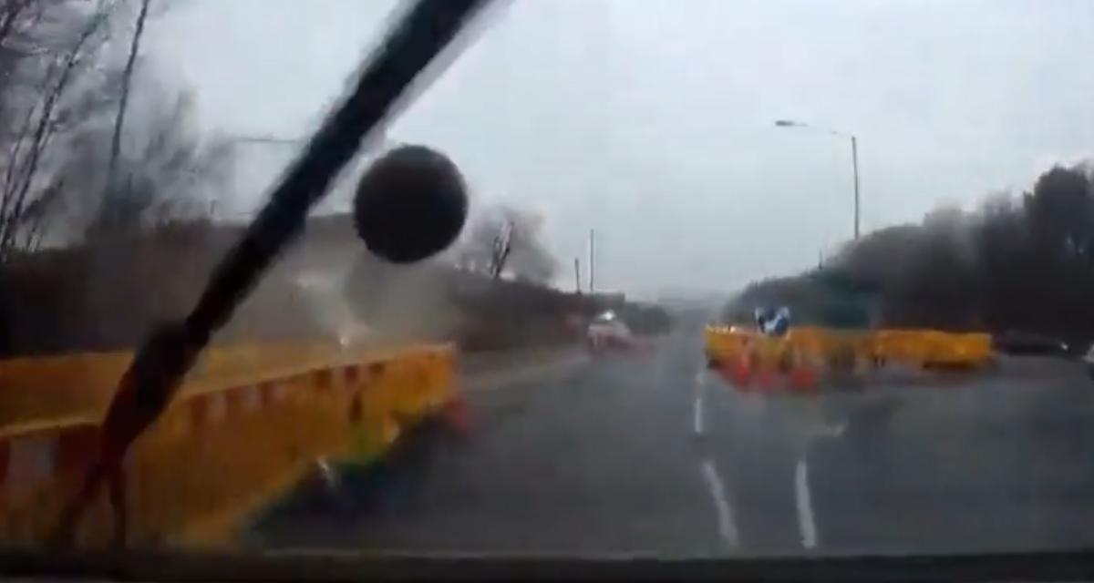 VIDEO - Une énorme boule en caoutchouc s'échappe d'un chantier et termine sa course sur une voiture !