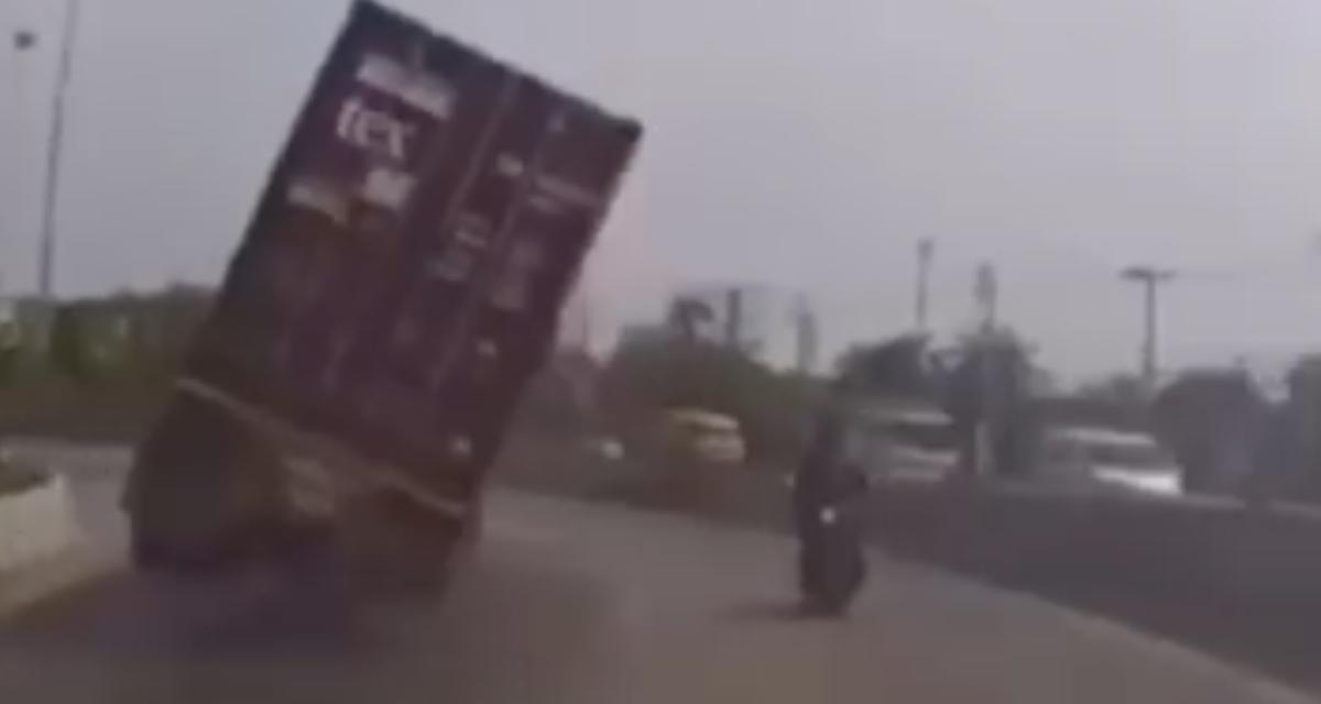 VIDEO - Le camion se couche dans un virage, le motard à sa droite échappe à la catastrophe